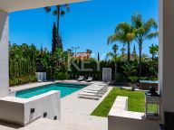 Villa for sale in Nueva Andalucia
