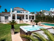 Villa for sale in Nueva Andalucia