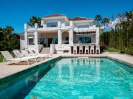 Villa for sale in Nueva Andalucia