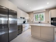 Villa for sale in Nueva Andalucia