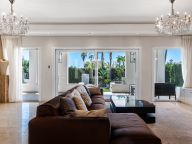 Villa for sale in Nueva Andalucia
