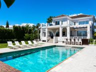 Villa for sale in Nueva Andalucia