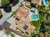 Villa for sale in El Herrojo, Benahavis