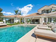 Villa for sale in El Herrojo, Benahavis