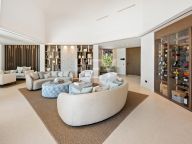 Villa for sale in El Herrojo, Benahavis