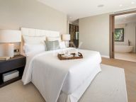 Villa for sale in El Herrojo, Benahavis
