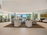 Villa for sale in El Herrojo, Benahavis