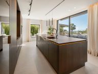 Villa for sale in El Herrojo, Benahavis