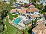 Villa for sale in El Herrojo, Benahavis