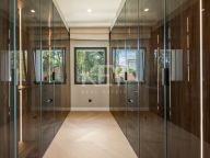 Villa for sale in El Herrojo, Benahavis