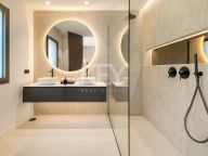 Villa for sale in El Herrojo, Benahavis