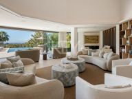 Villa for sale in El Herrojo, Benahavis