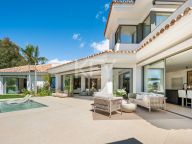 Villa for sale in El Herrojo, Benahavis