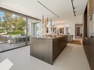 Villa for sale in El Herrojo, Benahavis
