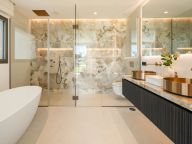 Villa for sale in El Herrojo, Benahavis