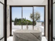 Villa for sale in El Herrojo, Benahavis