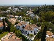 Villa for sale in El Herrojo, Benahavis