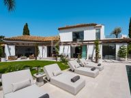 Villa for sale in El Herrojo, Benahavis
