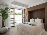 Villa for sale in El Herrojo, Benahavis