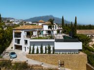 Villa for sale in El Herrojo, Benahavis
