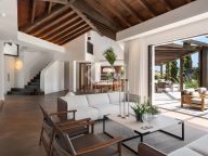 Villa for sale in El Herrojo, Benahavis