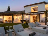 Villa for sale in El Herrojo, Benahavis