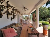 Villa for sale in El Paraiso, Estepona