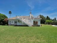 Villa for sale in El Paraiso, Estepona
