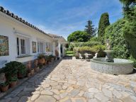 Villa for sale in El Paraiso, Estepona