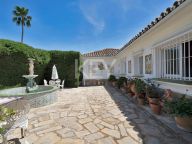 Villa for sale in El Paraiso, Estepona