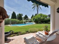 Villa for sale in El Paraiso, Estepona