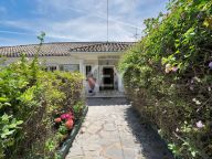 Villa for sale in El Paraiso, Estepona