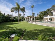 Villa for sale in Nueva Andalucia