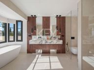 Villa for sale in Nueva Andalucia