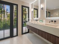 Villa for sale in Nueva Andalucia