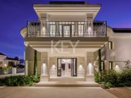 Villa for sale in Nueva Andalucia