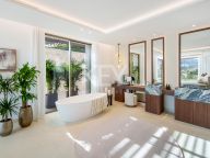 Villa for sale in Nueva Andalucia