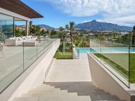 Villa for sale in Nueva Andalucia
