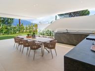 Villa for sale in Nueva Andalucia