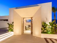 Villa for sale in Nueva Andalucia