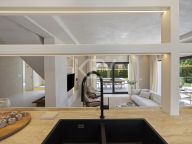 Villa for sale in La Alqueria, Benahavis