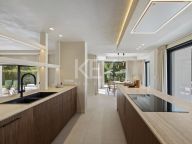 Villa for sale in La Alqueria, Benahavis