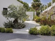 Villa for sale in La Alqueria, Benahavis