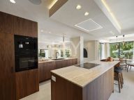 Villa for sale in La Alqueria, Benahavis