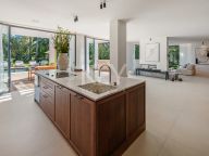 Villa for sale in Nueva Andalucia