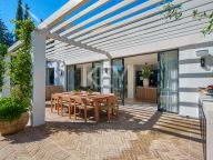 Villa for sale in Nueva Andalucia