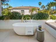Villa for sale in Nueva Andalucia