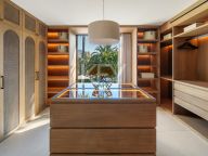 Villa for sale in Nueva Andalucia