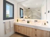 Villa for sale in Benahavis