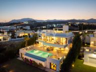 Villa for sale in Estepona East, Estepona